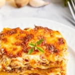 Porção de lasanha Perdigão assada, com queijo gratinado, pronta para servir após preparo na airfryer.