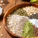 Mistura de farinhas naturais para Mounjaro caseiro em tigela de madeira.