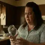 Mounjaro caseiro não funciona - mulher frustrada segurando pote vazio na cozinha.