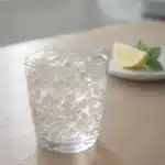 Gelatina sin sabor en un vaso de vidrio con limón para ilustrar cuánta gelatina se puede comer al día